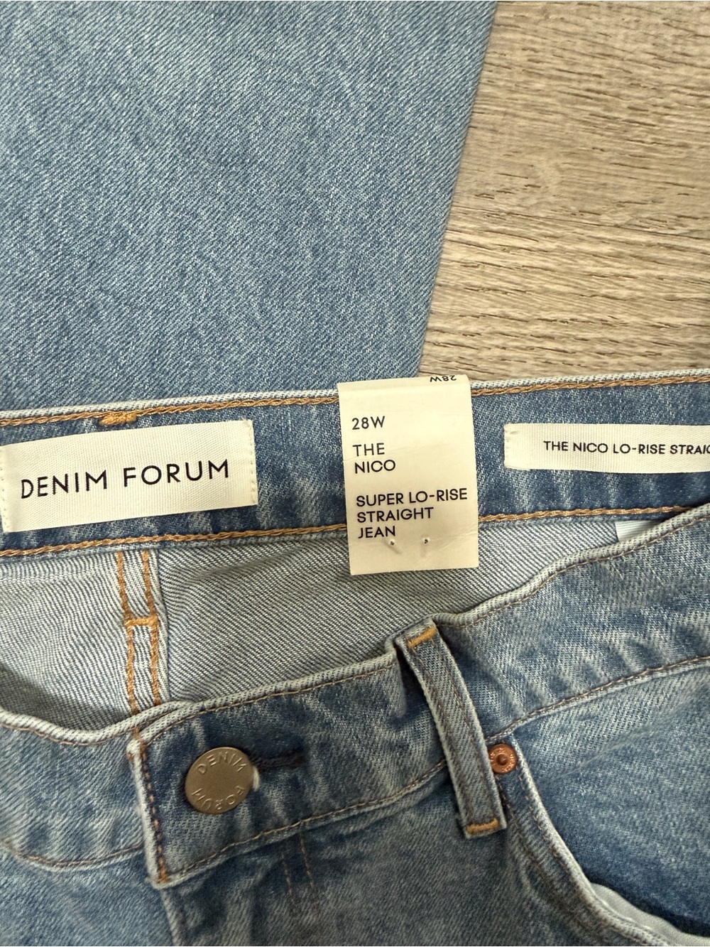 BNWT Aritzia Straight-Leg THE NICO Jeans size 28 - Picture 3 of 7